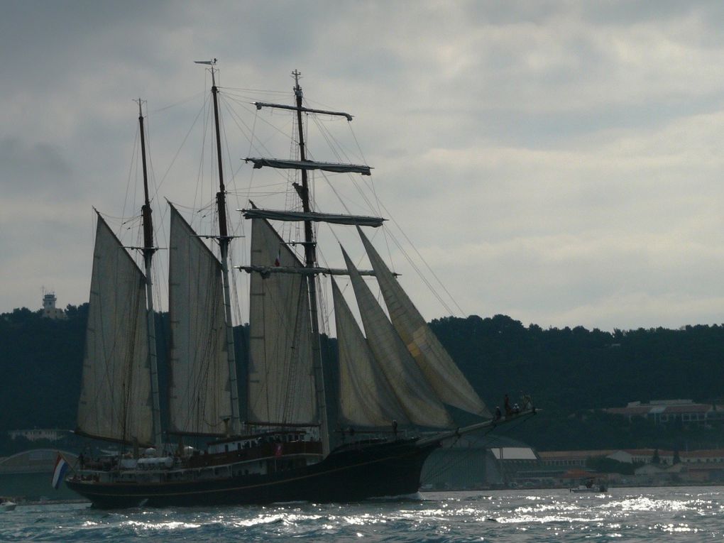 Krusenstern,  Recouvrance, Golden Leeuw entrent dans le port Mir est amarré au quai.