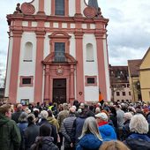 Knapp 300 Personen nahmen an der Mahnwache in Veitshöchheim teil