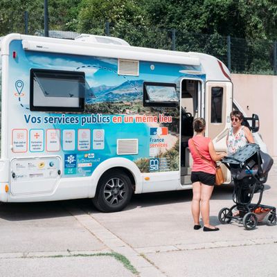 Un camping-car France Services pour pallier le retrait de l’Etat : « Avant, je n’avais nulle part où aller pour me faire aider »