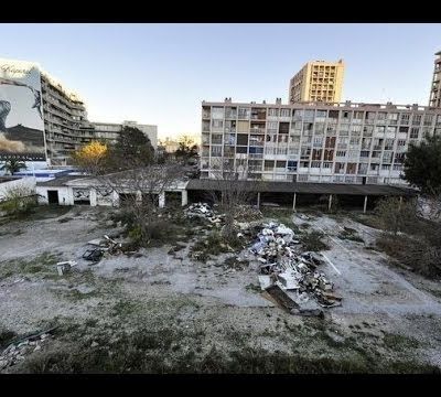 Dans un monde essentiellement marchand, les politiques qui achètent ou qui se vendent ont plus de chance d'accéder au pouvoir ...