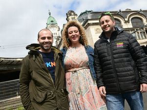 trois cafés gourmands, un groupe de musique français créé en 2013 par mylène madrias, sébastien gouseyrol et jérémy pauly et ce titre &quot;à nos souvenirs&quot;