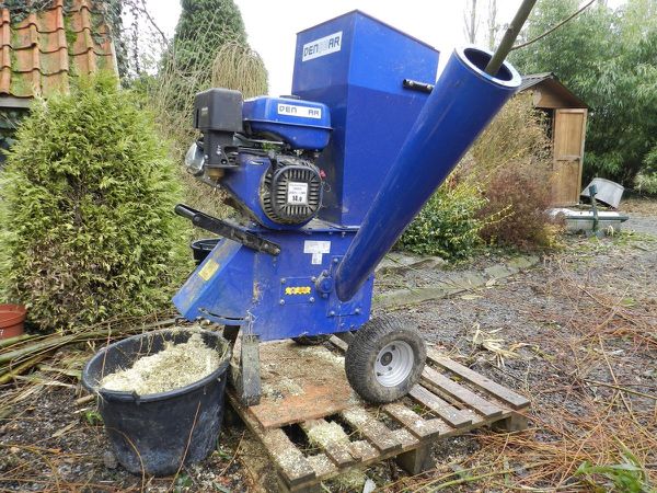 LE BROYAGE .   Utiliser un broyeur pour les branches, ou une tondeuse pour les petits déchets (brindilles) 