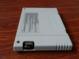 Travail d'intégration d'un connecteur USB femelle dans une cartouche de jeu Super Nintendo.