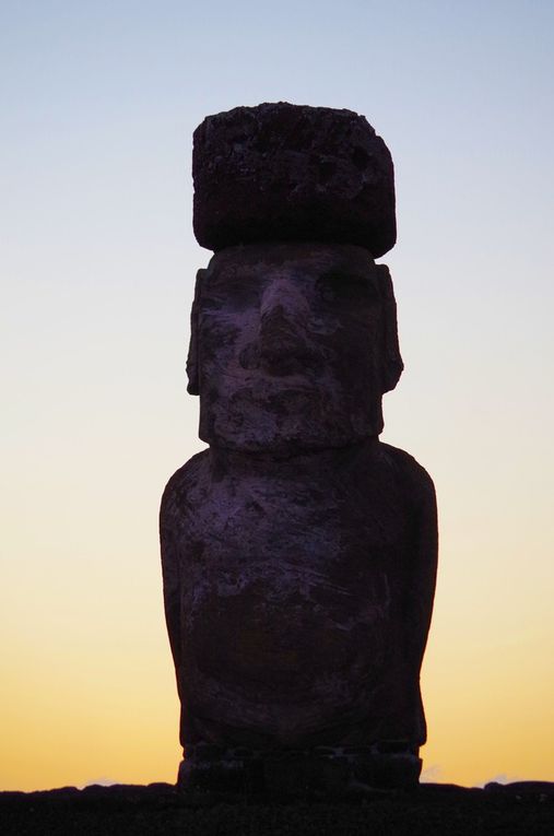 Lever du soleil sur le Ahu Tongariki.