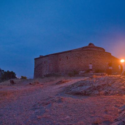 La chapelle de Força Réal sous les projecteurs le 22 juin 2025