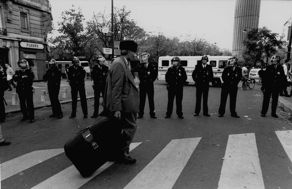 Errance est un regard photographique sur notre environnement social et urbain, une succession d’images brutes, saisies à différents moments de la vie, dans nos banlieues en province et à Paris.