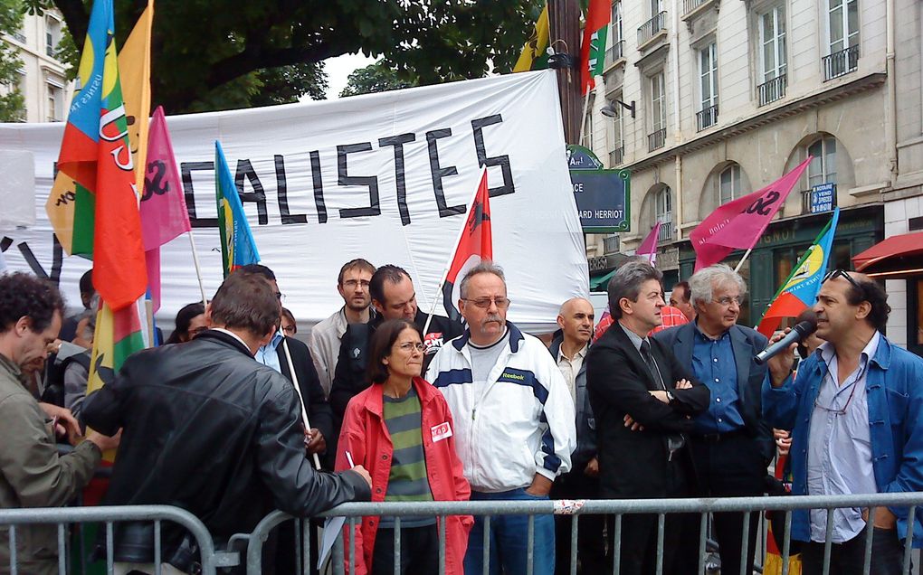 Pour protester contre l'incarcération de syndicalistes le MJKF a manifesté son soutien derrière l'assemblée nationale le 8 juillet dernier à 10h.