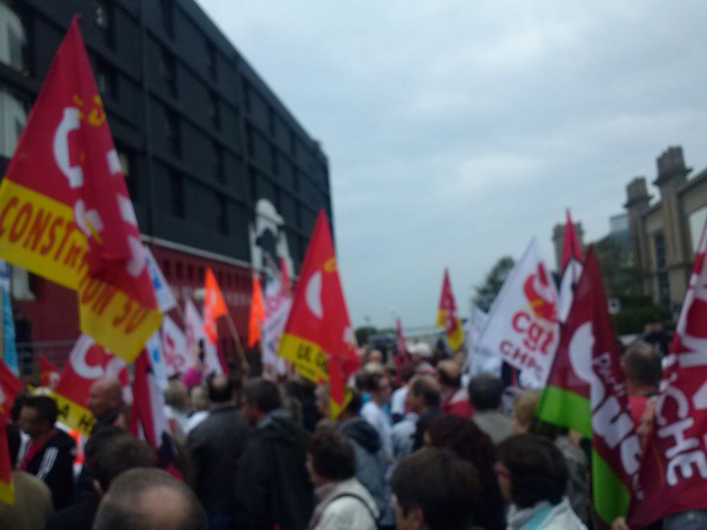 Rassemblement de plusieurs centaines de salariés pour rappeler le Président aux réalités sociales.