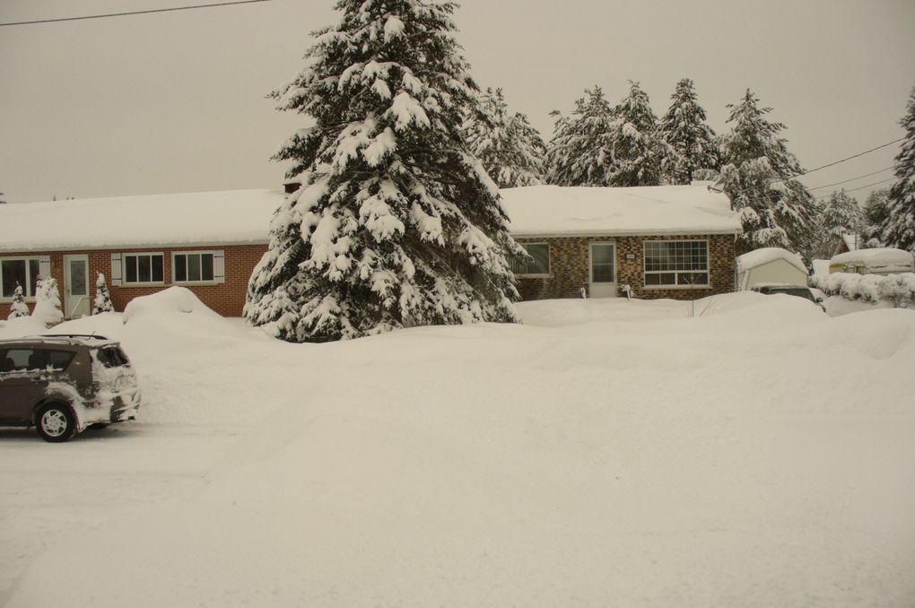 Cette tempête reçue en mars 2011 ressemble à la tempête de décembre 2012.  Il est plus normal de recevoir autant de neige en mars qu'en décembre ici au québec