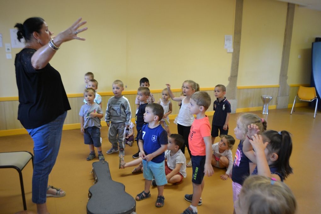 J'espère que ces quelques photos permettront à vous parents de voir les émotions que procurent aux enfants les séances avec Anne. Que du bonheur ! A Cruzilles, Anne interviendra toute l'année, les mardis matins, une semaine/deux. 