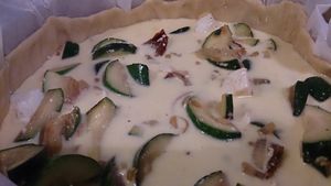 Tarte aux courgettes poêlées à l'ail et pignons de pin