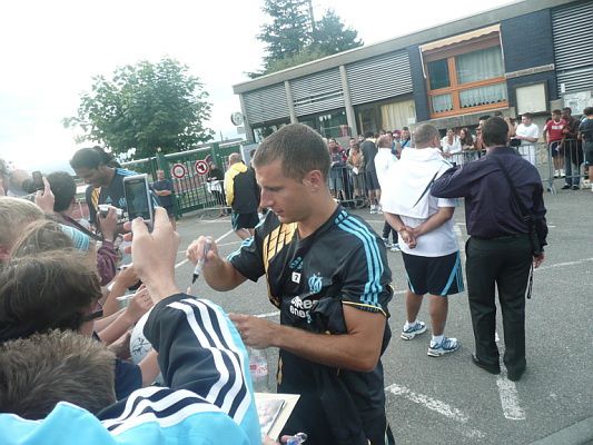 <p><strong>Salut à tous les fan de l'OM, voici un échantillon de photos prises lors de rencontres avec l'équipe de Marseille.</strong></p>
<p><strong>Certaines photos datent de Juillet 2004 à Albertville en Savoie, à l'Hotel du "Roma", pendant leur stage de préparation au Stade du Olympique d'Albertville.</strong></p>
<p><strong>Les autres photos datent de Juillet 2005 et Juillet 2006, pendant leur stage à Aix les Bains, au stade Jacques Forestier.</strong></p>
<p><strong>Et quelques unes vie