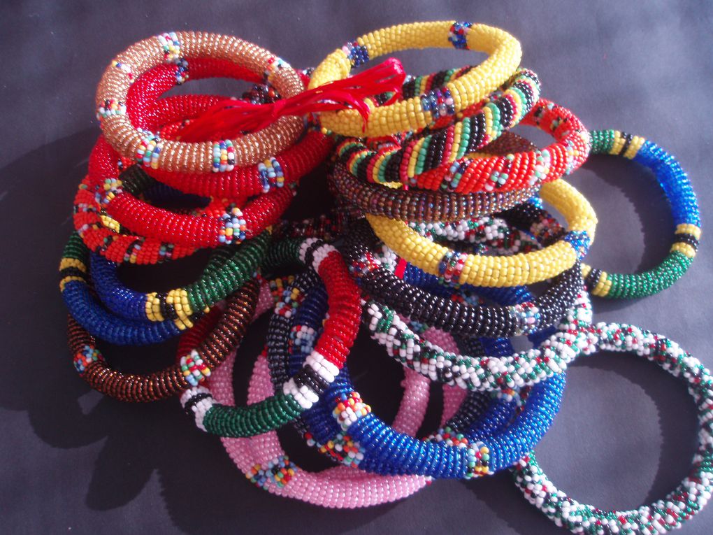 Tous ces bijoux sont fabriqués par les femmes maasaï et vendus par notre association BREIZH SOLIDARITÉ MAASAÏ