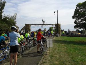 Toute la population s'est sentie concernée par l’événement et a fait preuve de beaucoup d'imagination et de courage...et de patience...pas facile de trouver sa"place dans le trafic" au milieu de milliers de cyclos, mais il n'y a pas eu d'incident majeur