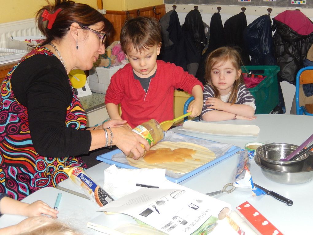 Préparation de la galette chez les petites sections.