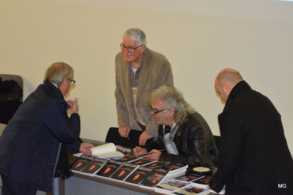 Conférence tenue par Pierre Demolon, Roger Facon et Serge Ottaviani sur le reliquaire en plomb contenant le coeur d'Anne de Lens et séance de dédicaces du livre "Le Maître du Saing-Sang" (Abysses Editions) dans l'auditorium du musée Arkéos de Douai - Photos : 2 décembre 2017.