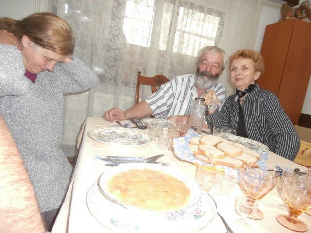  repas chez les amis, incroyable......très bonne prune maison,vins naturels,  spécialités roumaines, un gâteau avec nos initiales, des échanges riches......idem tous les soirs......