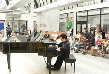 Concerts organisés périodiquement dans les hôpitaux Sainte-Périne, Robert Debré, Paul Brousse, ainsi qu'à la Mairie du 9ème arrondissement.