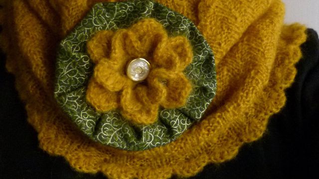 Tuto : une fleur au crochet et en tissu