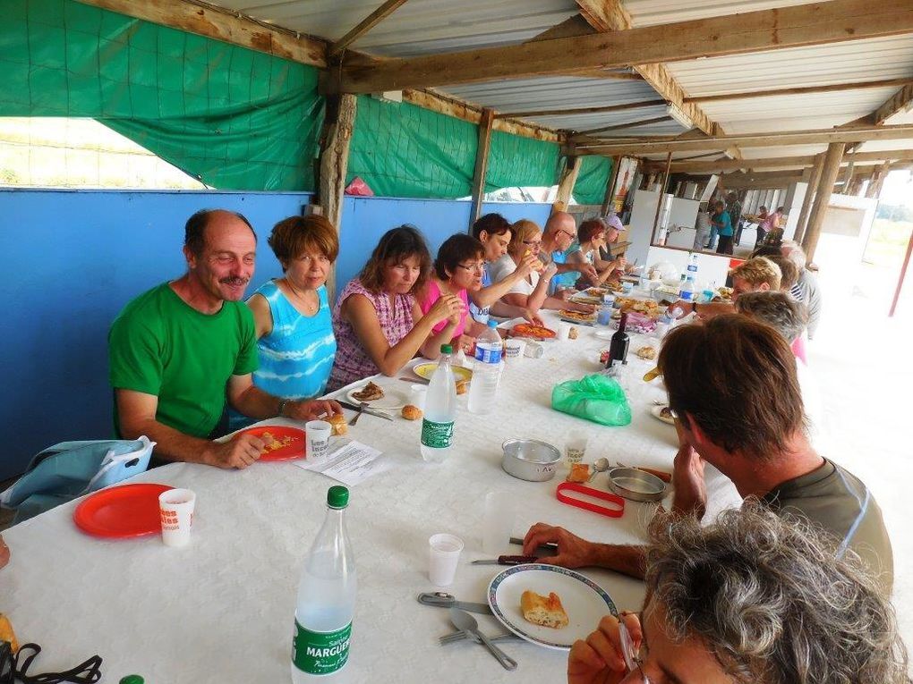 Avec un repas partagé (de l’apéritif au rangement)