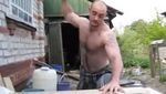 Video. Russie : Cet homme parvient à enfoncer à la main des clous dans une planche