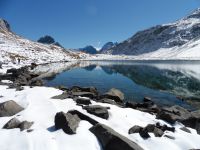 Le lac Rond où se reflètent les sommets et, plus bas, le lac du col de la Vanoise avec les premières traces de gel.