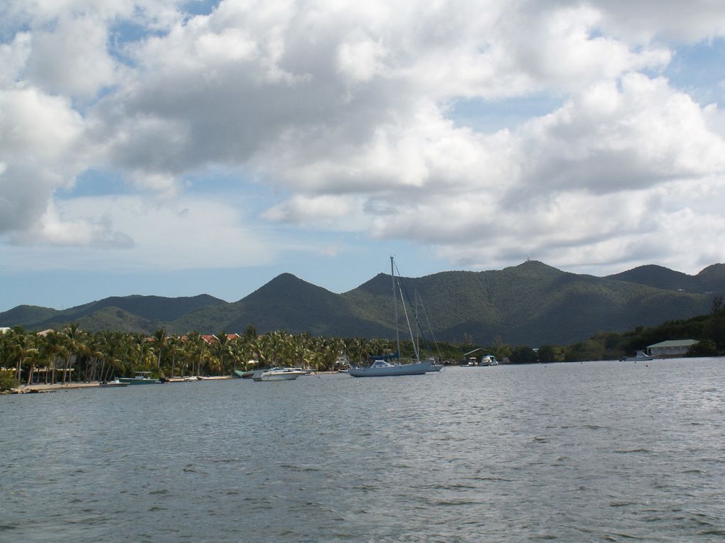 Voici quelques images de l'ile vue de l'extérieur, avec ses villas, ses yacht et ses superbes plages.