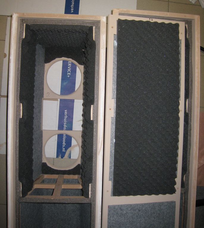 Le capitonnage interne... une couche de feutre industriel et quelques panneaux de mousse acoustique sont collés.