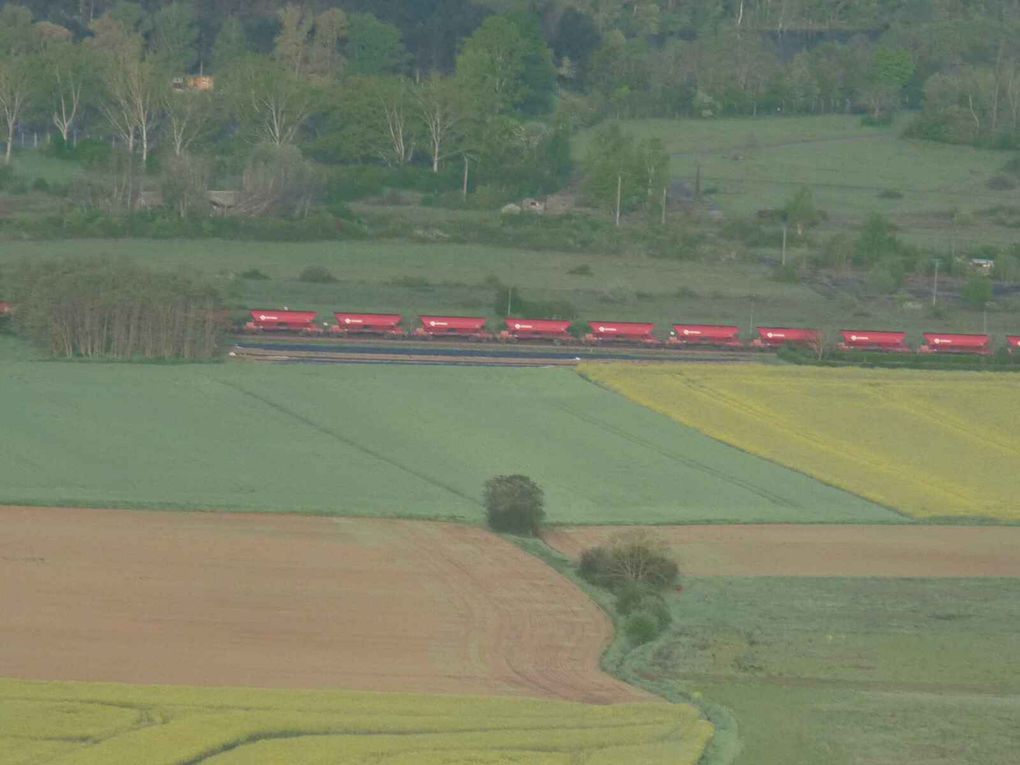 Avec une telle couleur, ce train est facilement repérable. Deux locos et quelques wagons dont je n'ai pas compté le nombre.