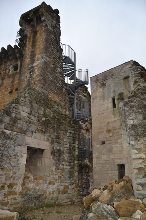 Impressionnant et surprenant restes de château...