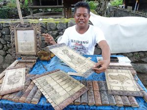 Les calligraphies balinaises traditionnelles sont dessinées sur des bandes de feuilles de palmier, ici pour faire des calendriers