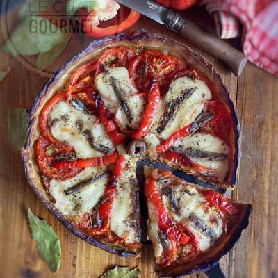 Tarte aux tomates, poivrons, mozzarella et anchois