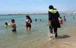 La géniale polémique de l'été pour les islamistes: le burkini à la plage.