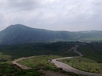 Le mont Aso, groupe de volcans, dont un toujours en activité (lac de souffre).