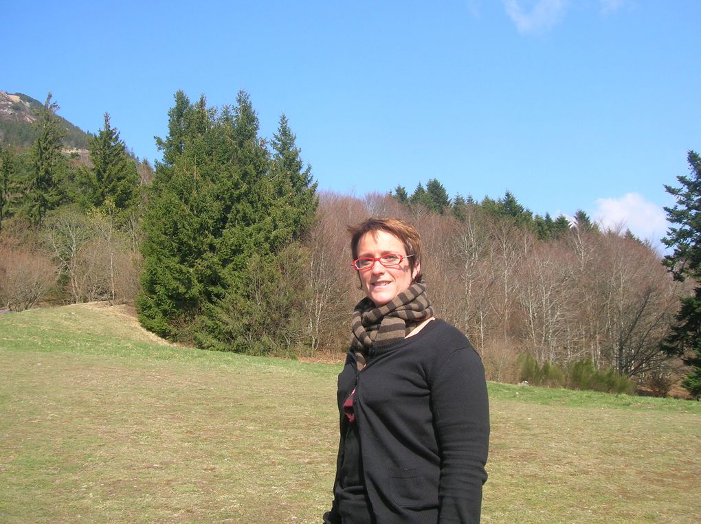 Cél et Laurent ont réuni leur famille pour fêter leur PACS en Auvergne. Une semaine de gastronomie et de découvertes du pays pour célébrer leur union.