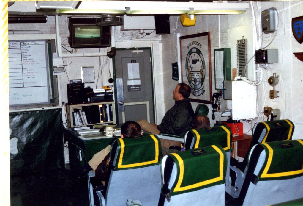 Quelques images des aéronefs et des entrailles du porte-avions CVN-69 USS Eisenhower. Photographies prises lors de mes visites de 1994 et 1998 à Cannes alors que j'étais membre des French Crusaders. (grand merci à cette association)