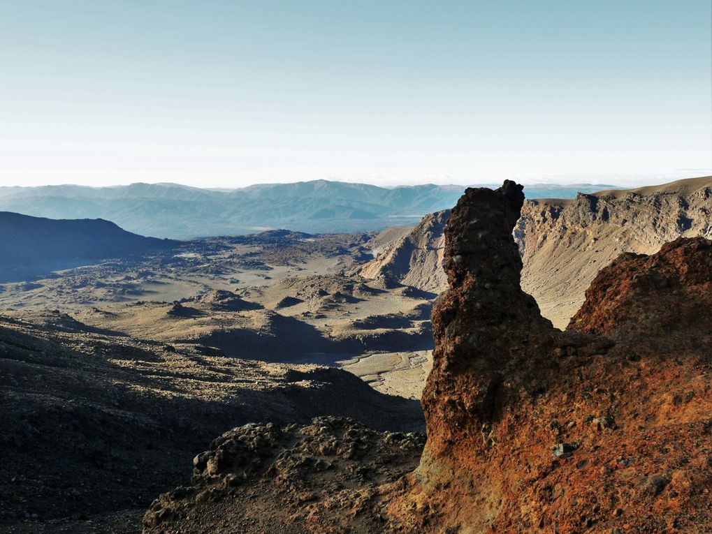 Le Tongariro Alpine Crossing, ses volcans et fumées sulfurées, ses paysages d'un autre monde...