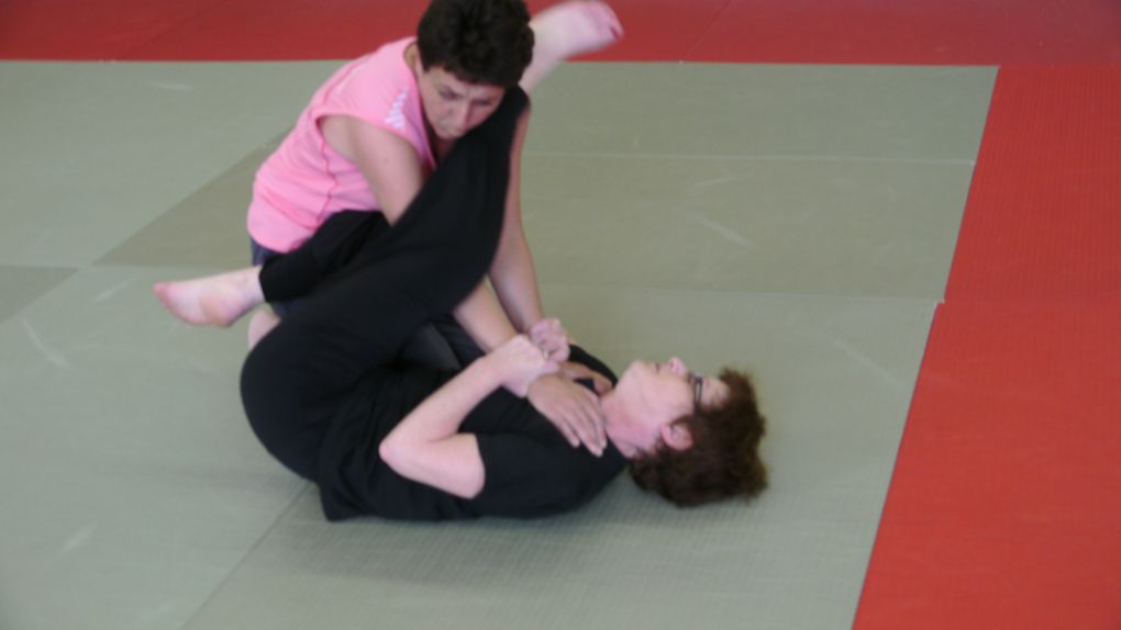 Self défense jujitsu, idéal pour self-défense pour les femmes! Jeunes ou un peu moins jeunes