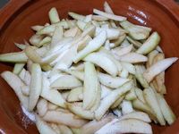 1 - Laver et éplucher les poires, les couper en fins quartiers en ôtant le centre. Verser un peu de jus d'1/2 citron pour ne pas qu'elles noircissent. Ajouter le sucre, 2 ou 3 tours de moulin à poivre (noir) et enfin l'eau de vie de poire. Mélanger le tout délicatement.
