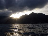 De jolies nav' le long des péninsules de Bozburun et Datça... et enfin la première prise de l'année !                    On avait minutieusement préparé notre entrée dans les eaux turques en achetant le pavillon de courtoisie chez un shipchandler de Kalymnos... avant de s'apercevoir une fois arrivés au bateau que c'était un pavillon chinois ! Le vendeur était hilare quand ils nous a vu revenir penauds pour l'échanger... Lui ne voyait pas trop ce qu'on voulait en faire, nous on a toujours pas compris pourquoi il avait un pavillon chinois en stock ! Pas sûr que les coastguards turcs aient apprécié...