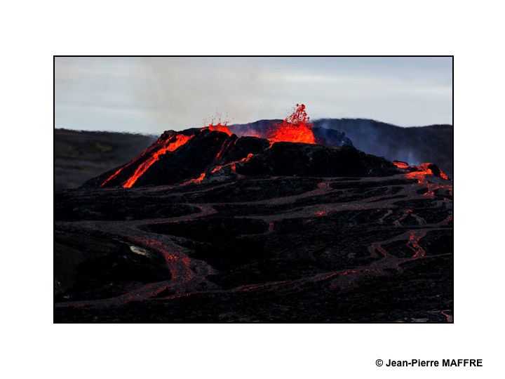 Au printemps 2021, après 800 ans d'inactivité, le volcan Geldingadalur nous offre de spectaculaires torrents de lave qui pourraient durer des années.