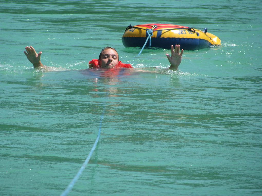 Petit bain et test de gilet de sauvetage  Hé ! Les amoureux !!!  et ça bricole des gilets flottants avec harnais et tout et tout….