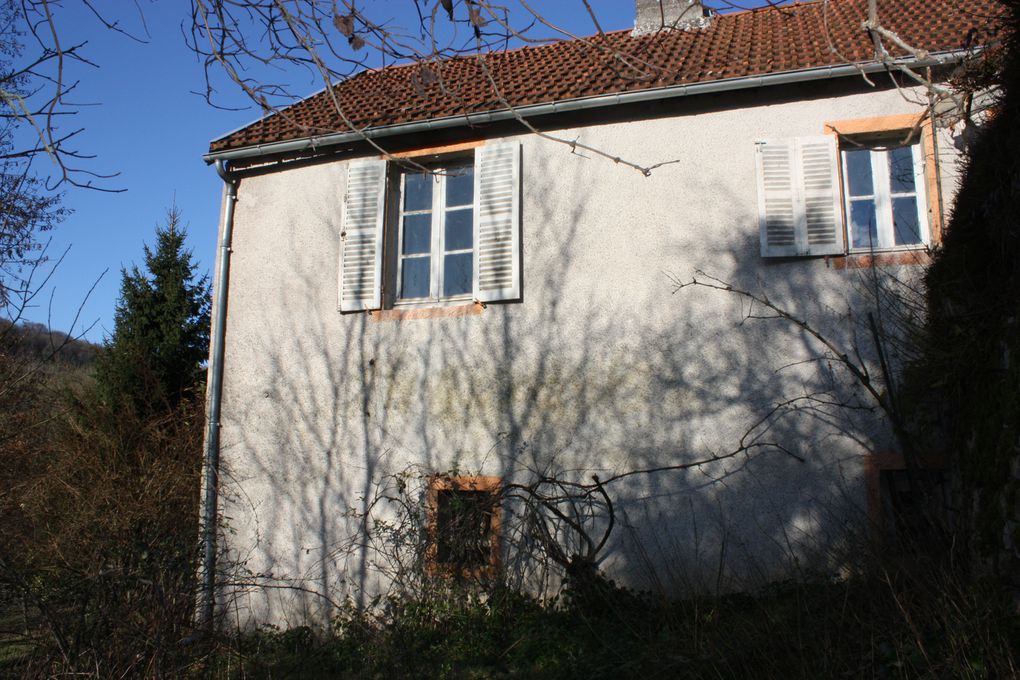 petite maison d'environ 40 m²...et oui le mur fond 80 cm d'épaisseur et son grand terrain de 1200 m² qui accueillera l'extension en ossature bois.