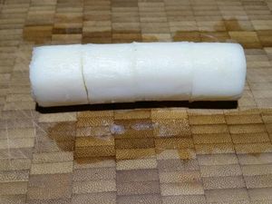 2 - Faire griller à sec pendant 1 à 2 mn les pignons de pin. Préparer dans un saladier un assaisonnement léger d'huile d'olive/vinaigre balsamique, sel et poivre,  puis déposer sans mélanger le mesclum de jeunes pousses. Juste avant le montage des bruschettas mélanger la sauce et la salade. Découper en rondelles assez épaisses les coeurs de palmier, en gros quartiers la tomate coeur de boeuf, et constituer 2 brochettes en alternant tomate et coeurs de palmier. Assaisonner très légèrement de sel et poivre et réserver 