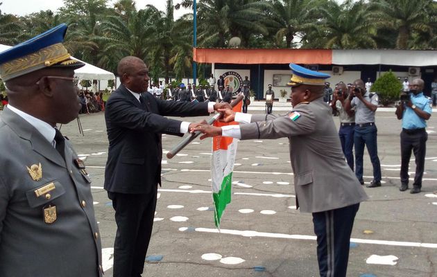 Passation de témoin entre le général de brigade Alexandre Apalo Touré, (entrant) et le général de division, Nicolas Kouakou (sortant).