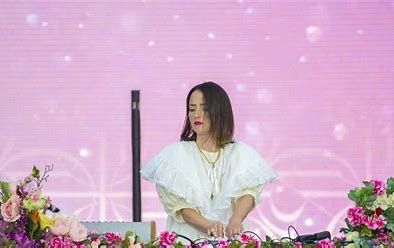 Techno: Irène Drésel En Live Et  Acid Arab En DJ Set Sur Le Parvis De La Colombière De Montpellier.