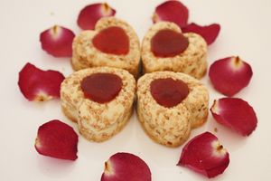 Cœurs sablés aux sésames et à la confiture de framboise (Pour la saint valentin) 