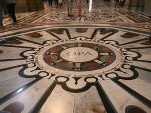 Les sols sont particulièrement remarquables ... OPA = Opéra del Duomo, nom de la guilde chargée du contrôle des travaux, une Guilde qui a exercé pendant des centaines d'années parait-il ? 