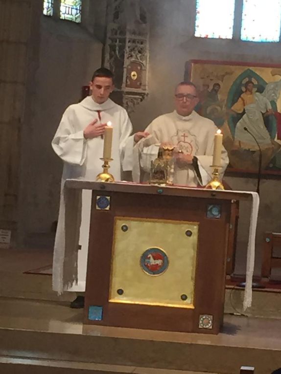 Fête du Sacré-Coeur 19 juin 2020 - 10 enrôlements dans la Garde d'Honneur. Première communion de Vianney lors de la messe.