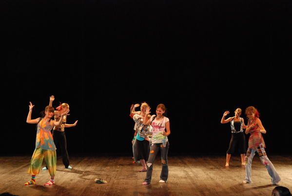 Quelques images d'une soirée très réussie et surtout d'excellente qualité que ce soit pour l'atelier théâtre, l'atelier danse ainsi que la chorale.